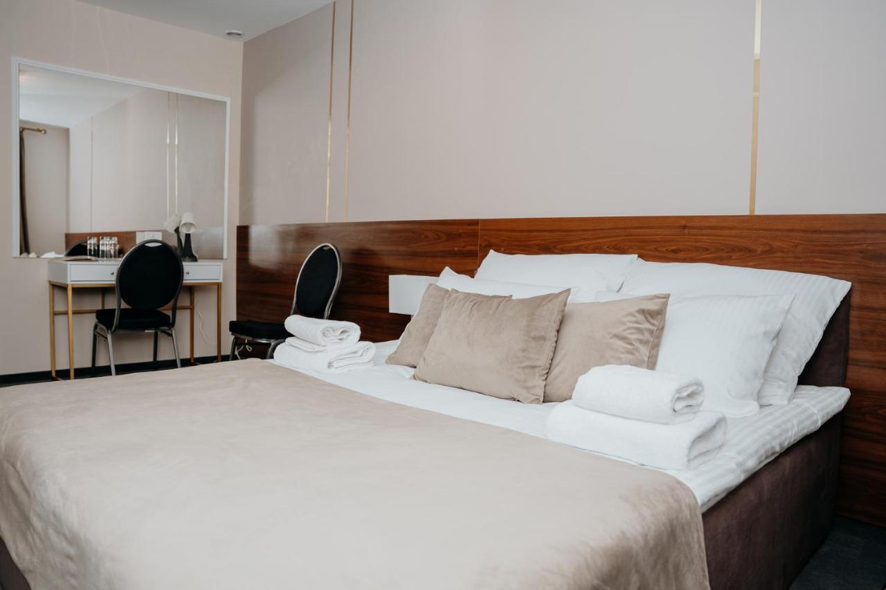 Hotel Resident Nowa Sarzyna Buitenkant foto