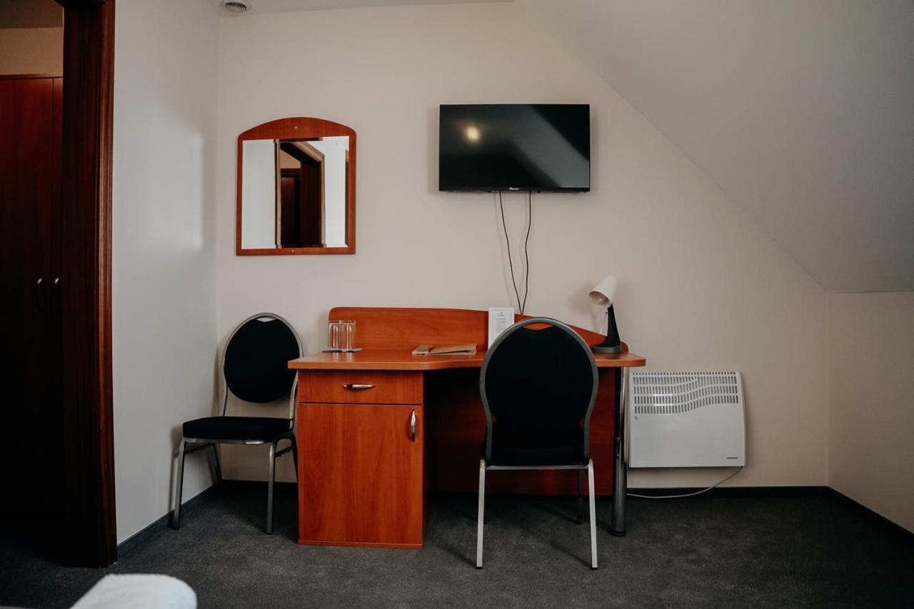 Hotel Resident Nowa Sarzyna Buitenkant foto